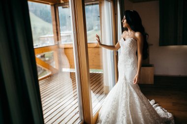 İçeride poz veren mutlu, genç gelin.