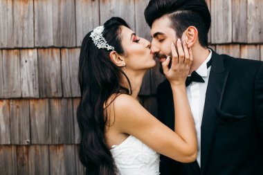 Mutlu, genç, güzel, yeni evli çift öpüşüyor.