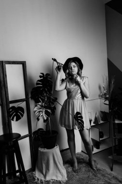 şapka poz ile genç güzel kadın