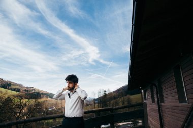 Genç yakışıklı damat kurarak poz