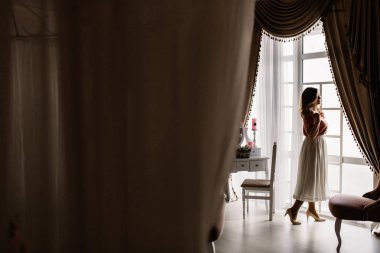  Cam kenarında poz güzel orta yaşlı kadın 