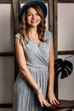 şapka ve stüdyoda poz genç güzel kadın