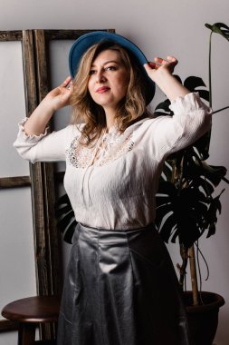  kapalı poz güzel orta yaşlı kadın