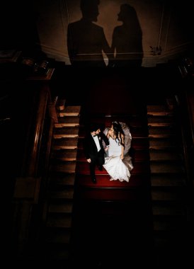 Yeni evliler imdoors mutlu genç güzel çift