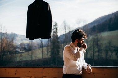 Genç yakışıklı damat kahve içme