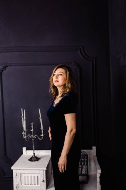  kapalı poz güzel orta yaşlı kadın