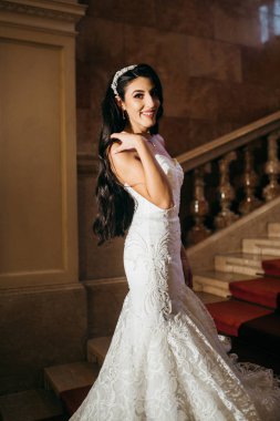 İçeride poz veren mutlu, genç gelin.