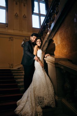 Yeni evliler kucaklayan genç güzel birkaç mutlu