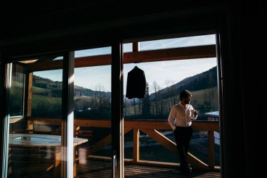 Genç yakışıklı damat kahve içme