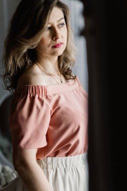  Cam kenarında poz güzel orta yaşlı kadın 