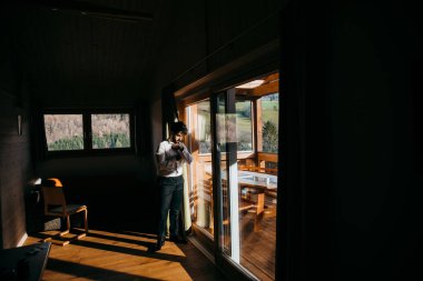 Genç yakışıklı damat hazırlanıyor 