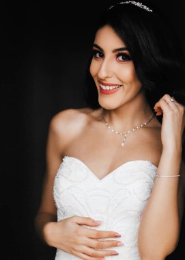 İçeride poz veren mutlu, genç gelin.