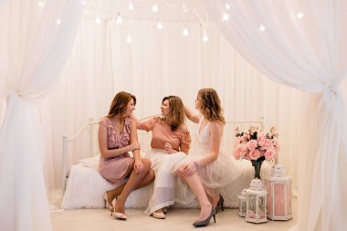  ve kanepeye poz annesi güzel kızı 