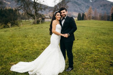 Yeni evliler açık havada Genç güzel birkaç mutlu