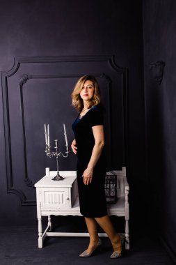  kapalı poz güzel orta yaşlı kadın