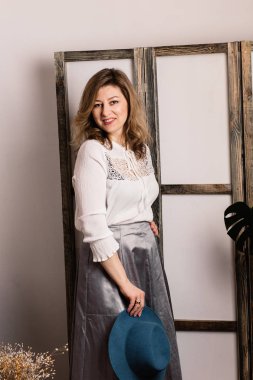  kapalı poz güzel orta yaşlı kadın