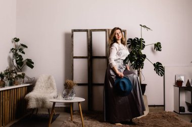  kapalı poz güzel orta yaşlı kadın