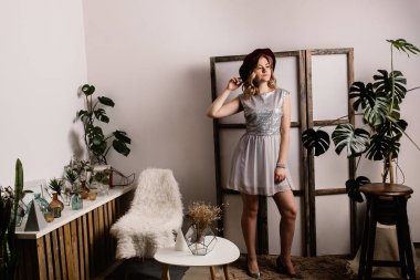 şapka poz ile genç güzel kadın