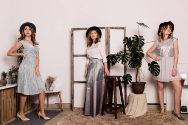  ve annesi şapkalar kapalı poz içinde güzel kızı