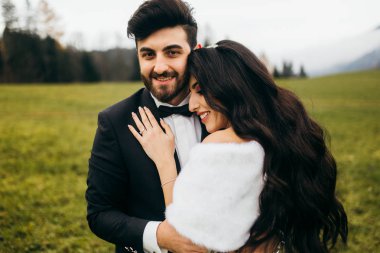 Yeni evliler açık havada Genç güzel birkaç mutlu