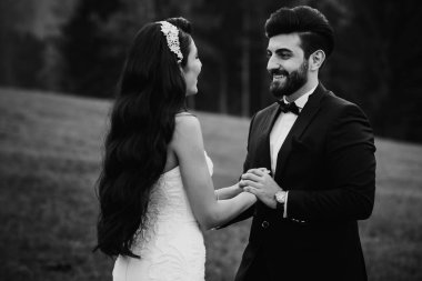 el ele tutuşarak yeni evli genç güzel birkaç mutlu