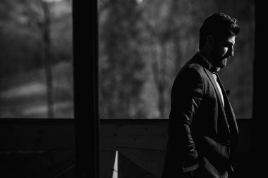 Genç yakışıklı damat poz. Siyah ve beyaz