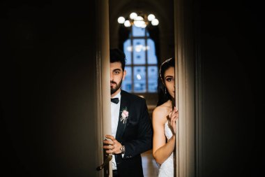 Yeni evliler imdoors mutlu genç güzel çift