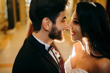 Mutlu, genç, güzel bir çift yeni evli.