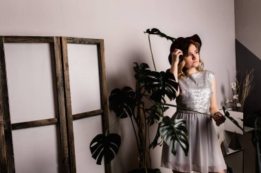 şapka poz ile genç güzel kadın