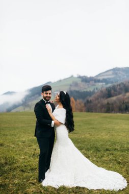 Yeni evliler açık havada Genç güzel birkaç mutlu