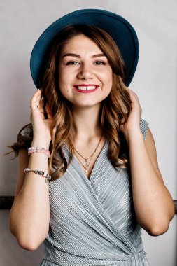 şapka ve stüdyoda poz genç güzel kadın