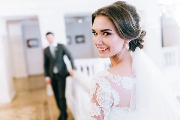 Feliz Joven Hermosa Pareja Recién Casados Sala — Foto de Stock