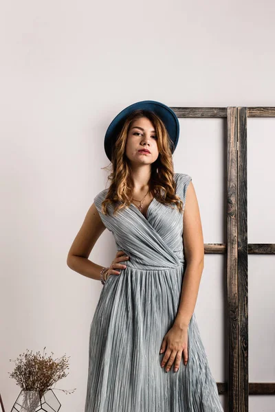 şapka ve stüdyoda poz genç güzel kadın