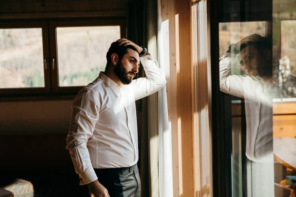 Giovane Bello Sposo Posa Dalla Finestra — Foto Stock