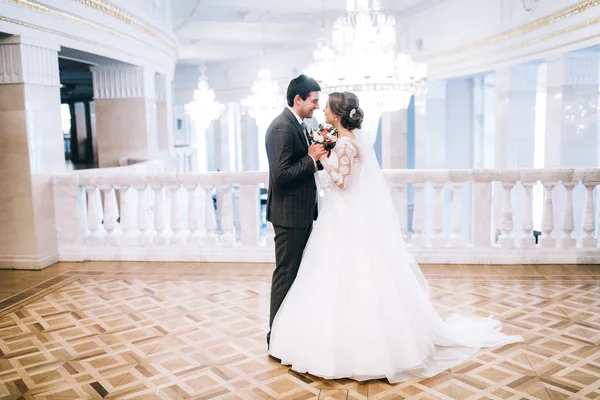 Feliz Jovem Belo Casal Recém Casados Mãos Dadas — Fotografia de Stock