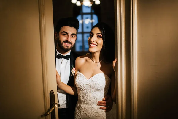 Pasangan Pengantin Baru Yang Cantik Dan Bahagia Dalam Ruangan — Stok Foto