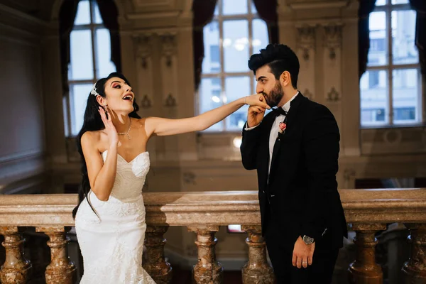 mutlu genç güzel birkaç yeni evliler. damat gelinin el öpüşme