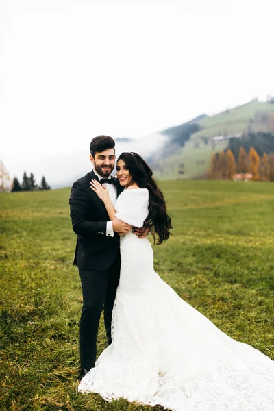 Yeni evliler açık havada Genç güzel birkaç mutlu