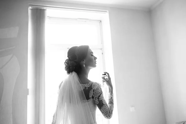 香水に入れて幸せな美しい若い花嫁 — ストック写真