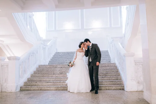Feliz Joven Hermosa Pareja Recién Casados Escalera —  Fotos de Stock