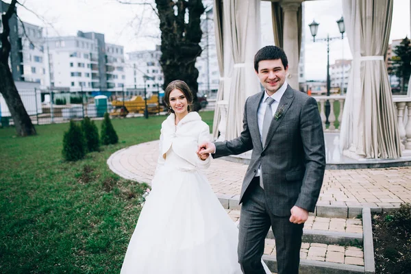 Jovem Feliz Belo Casal Recém Casados — Fotografia de Stock