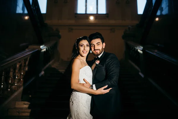 Glückliches Junges Schönes Paar Von Brautpaaren Die Sich Umarmen — Stockfoto