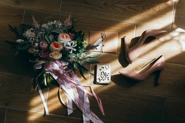 Piękne Buty Ślubu Kwiaty Pierścienie Bliska — Zdjęcie stockowe
