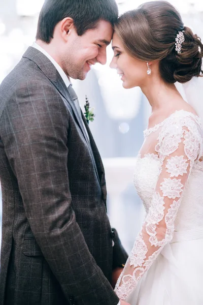 el ele tutuşarak yeni evli genç güzel birkaç mutlu