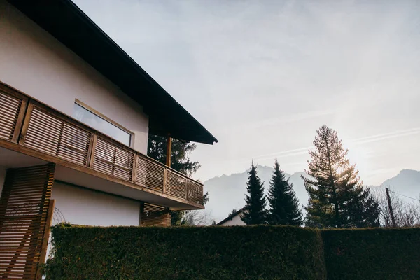 Casa Solitaria Entre Abetos Frente Las Montañas — Foto de Stock