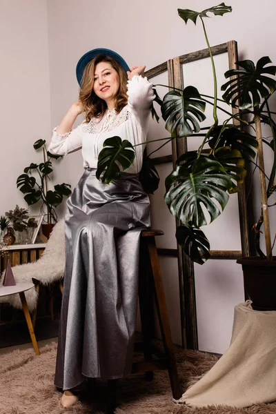  kapalı poz güzel orta yaşlı kadın