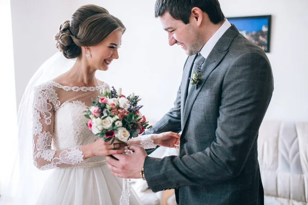 Jovem Feliz Belo Casal Recém Casados Com Flores — Fotografia de Stock