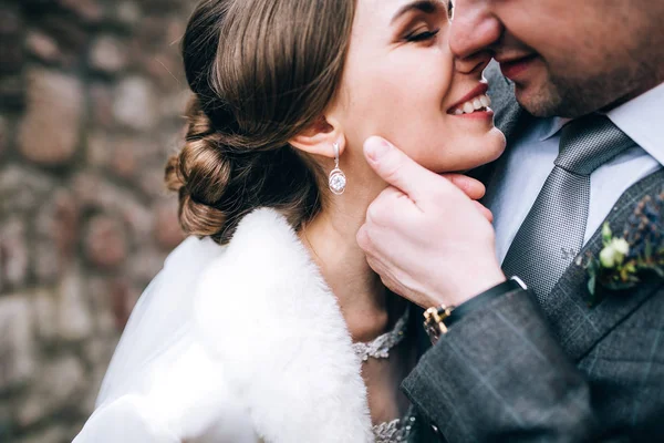 Feliz Jovem Belo Casal Recém Casados Beijando — Fotografia de Stock