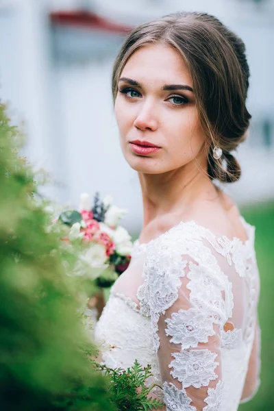 Heureux Belle Jeune Mariée Posant Extérieur — Photo