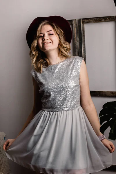 şapka poz ile genç güzel kadın